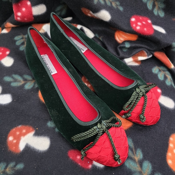 Vintage Shoes - Vintage Green Velvet Shoes COURTESAN shoes TUDOR shoes RENAISSANCE.